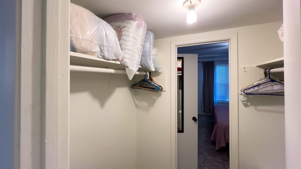 Cozy Family Retreat Steps To Beach Pool / Hot 2 Bedroom Apts