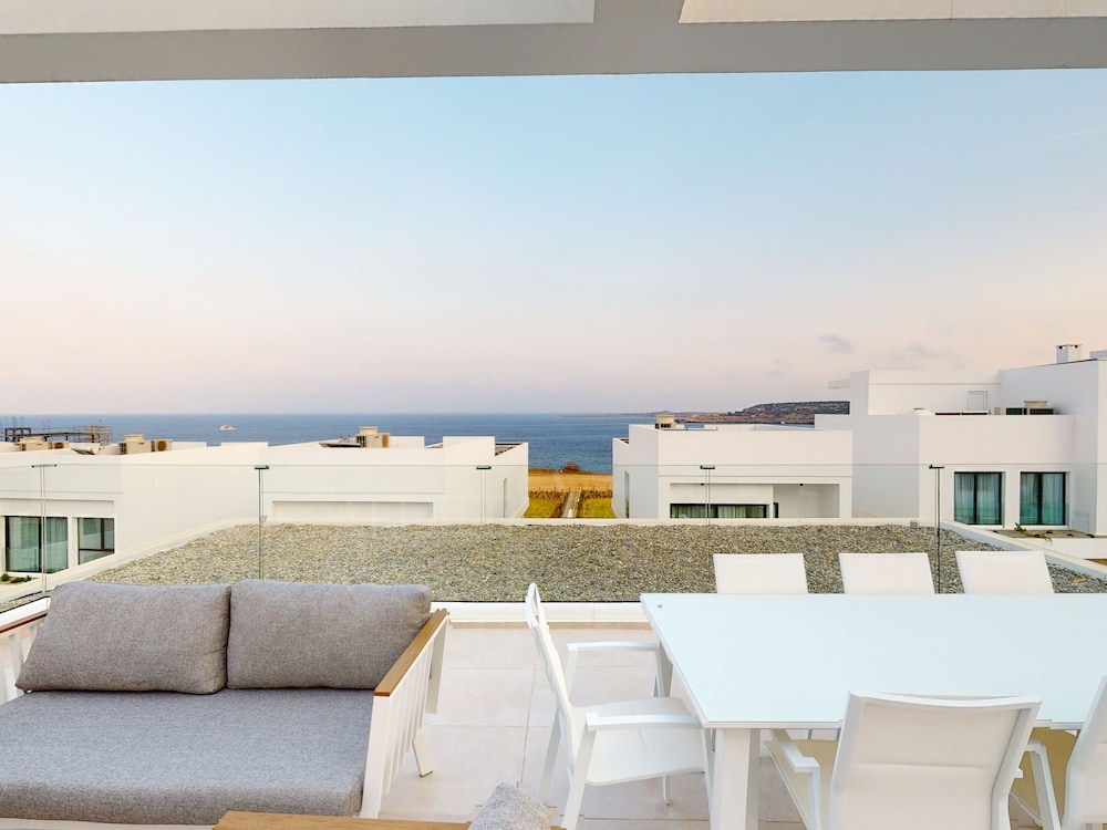 Sanders Konnos Bay Cleo - Amazing 4-bedroom Villa With a Side Sea View