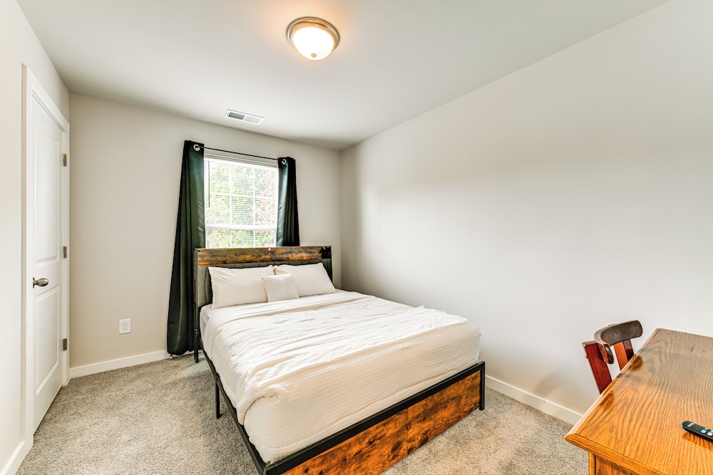 Modern Townhome w/ Yard: 5 Mi to Dtwn Charlotte