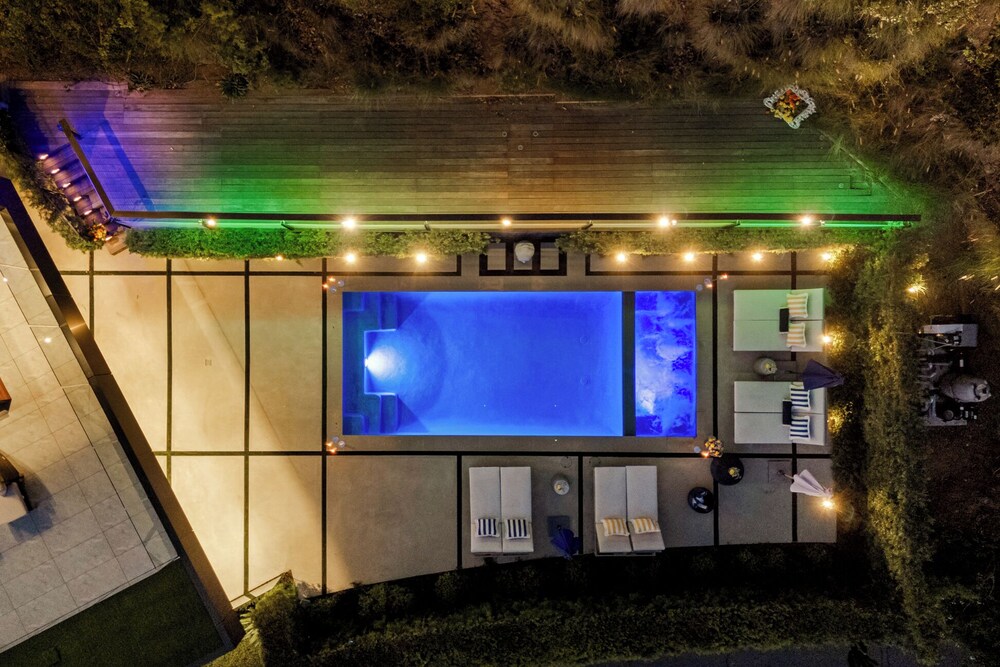 Belfast Estate - Mid-century Meets Modern - Luxe Poolside Villa
