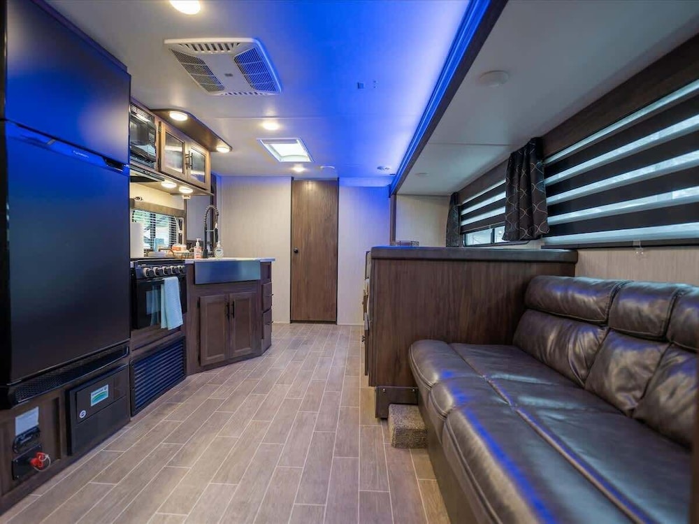 RV in Tampa Great Location Cost pet Friendly