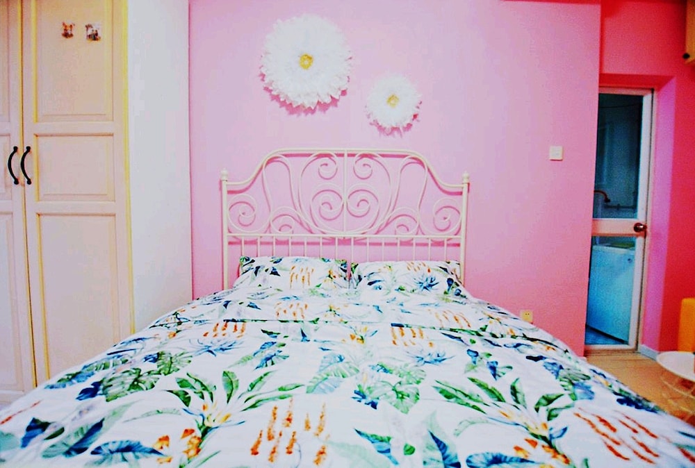 Avatar Fireworks Queen Bed Studio in Center Futian view 2