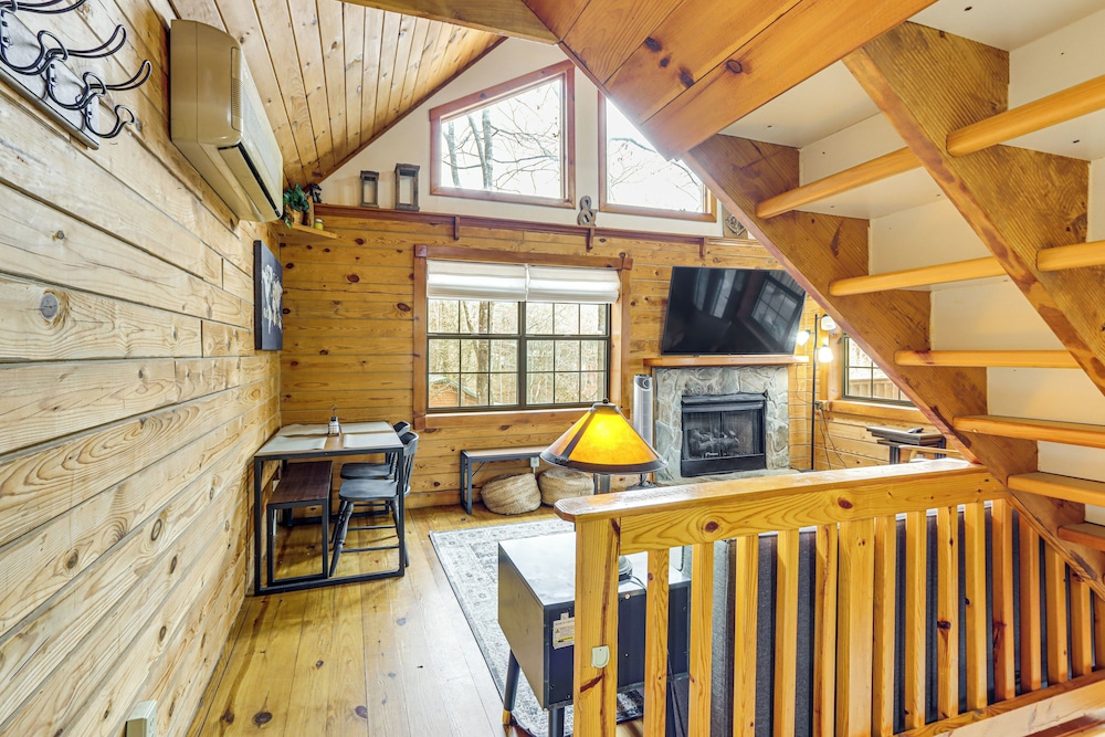 Secluded Mtn-view Cabin w/ Fireplaces in Murphy!
