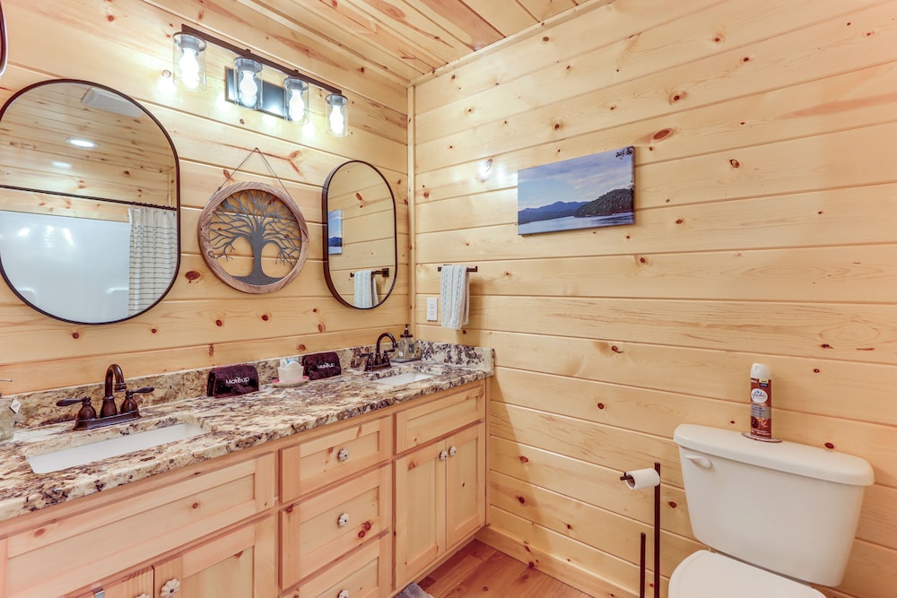 10 Mi to Main St Murphy: Cabin w/ Covered Deck!