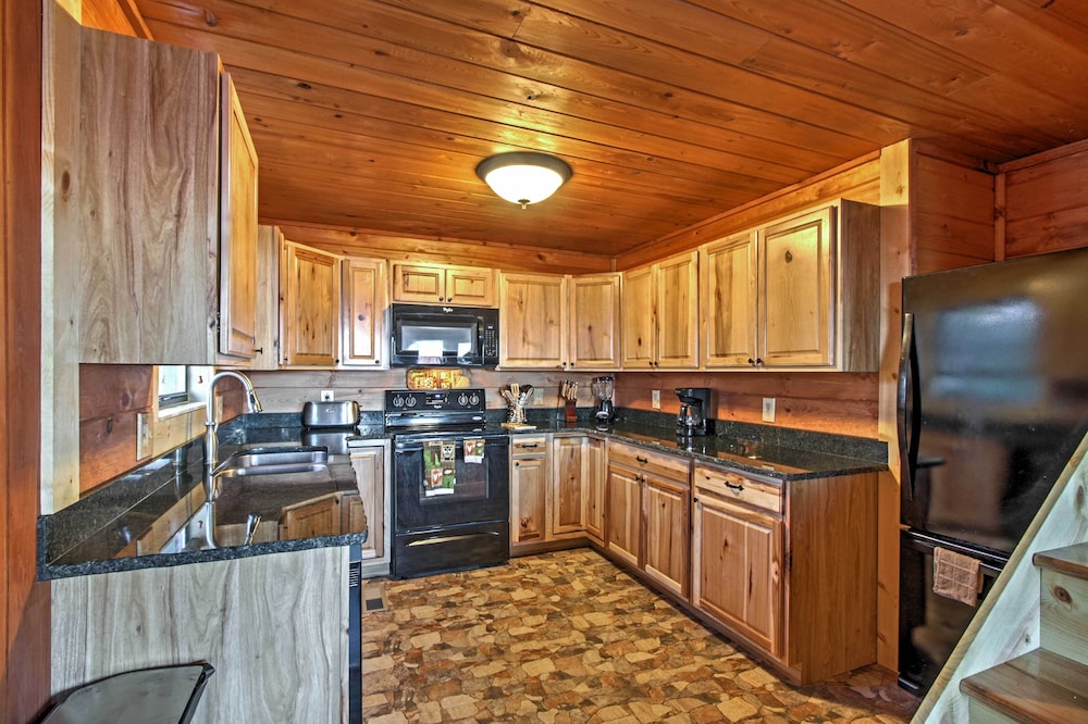 Hot Tub & Mtn Views: Scenic Cabin in Gatlinburg!