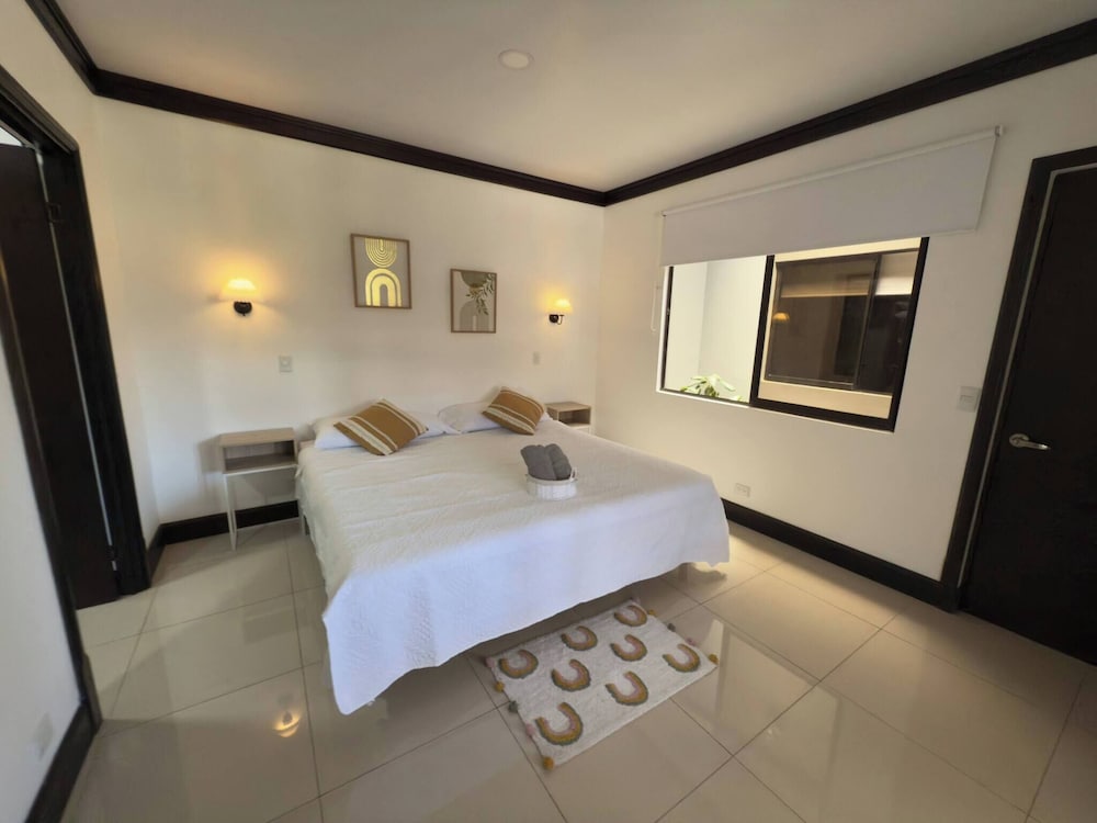 Fully Equipped 3 Beds 2 Cars 20-min Airport