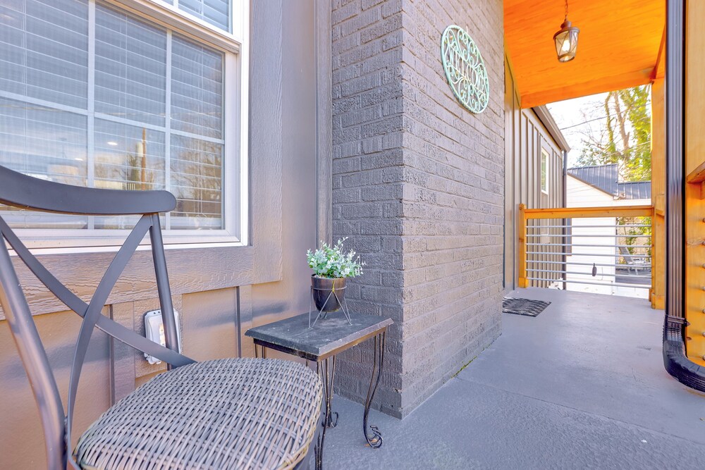 4 Mi to Liberty Bridge: Greenville Getaway w/ Deck