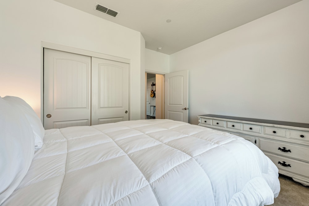 1 Mi to Golf! Spacious & Modern Home in Dinuba
