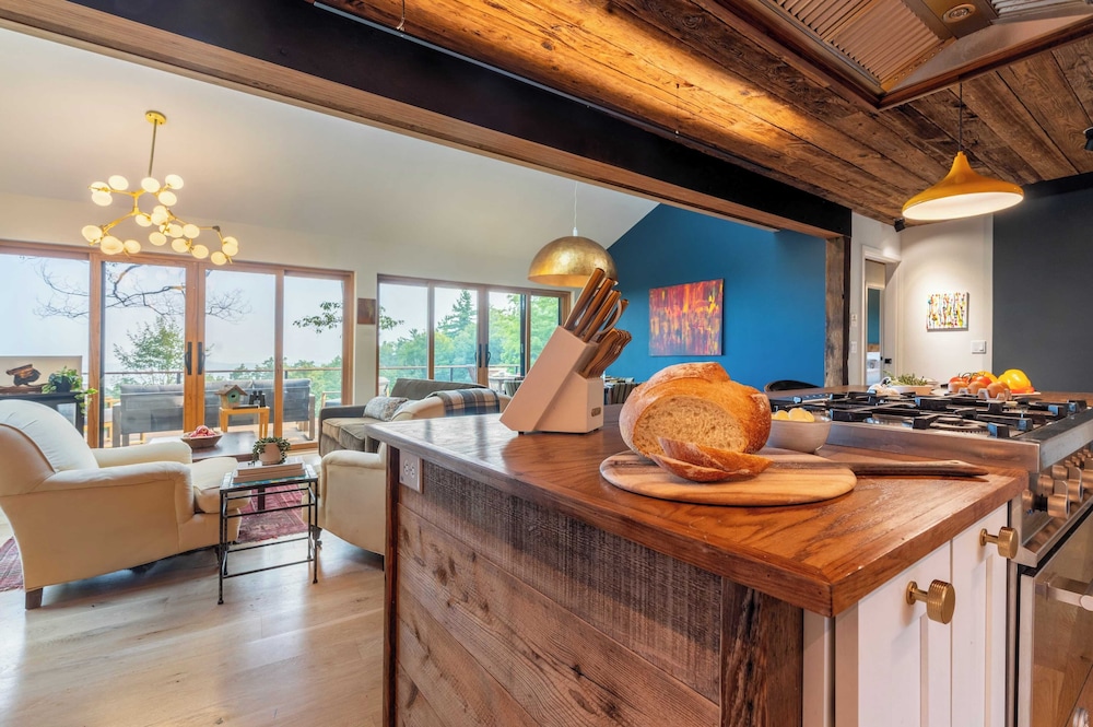 Modern Catskills Escape w/ Open Living, Steam Shower, Fireplace & Hot Tub w/ Mountain Views, Minutes From Woodstock & Trails Suncliff Vista
