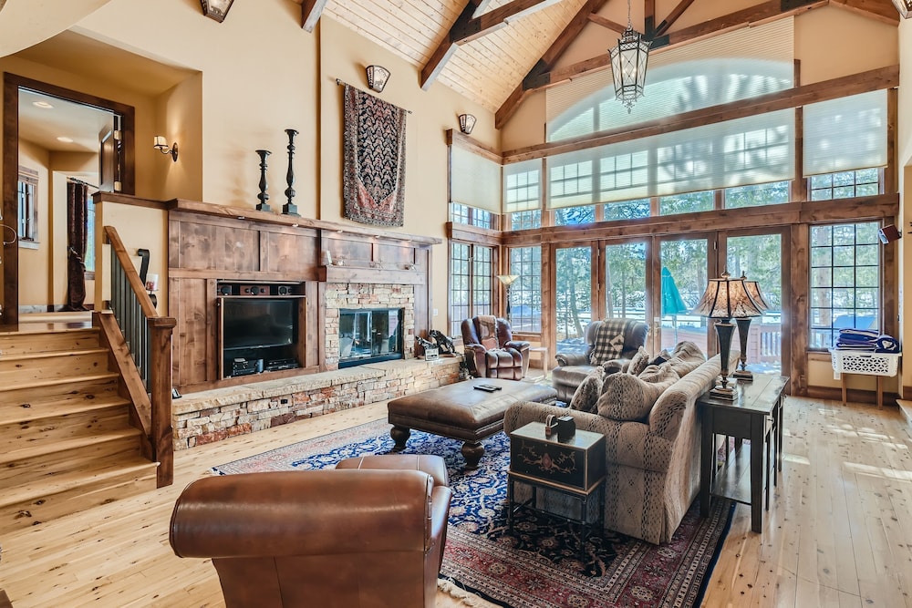 Marksberry Lodge 4 Bedroom Home by RedAwning
