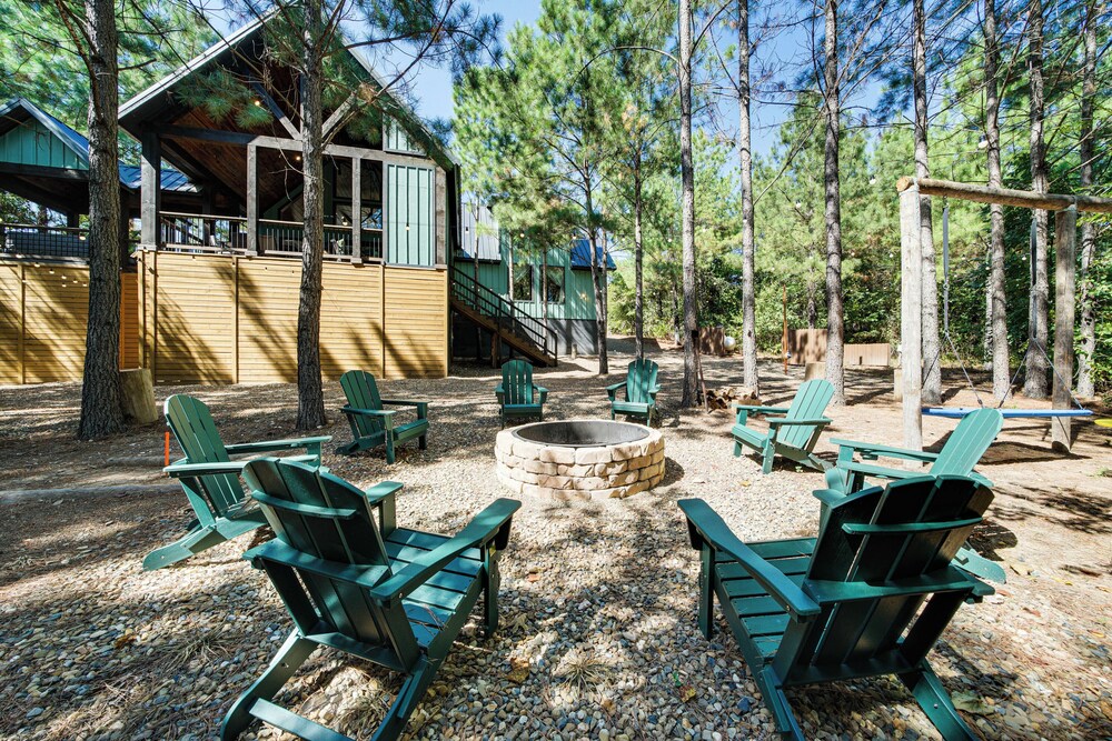 Broken Bow Home w/ Hot Tub, Game Room & EV Charger view 4