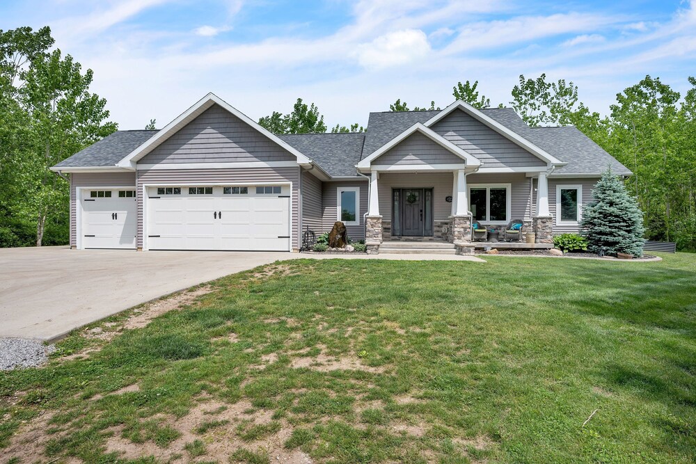 Lakeside Retreat With Hot Tub & Game Room 3 Bedroom Home