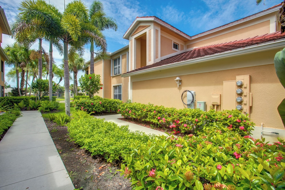 3 Mi to Dtwn Fort Myers: Condo w/ Pool & Hot Tub
