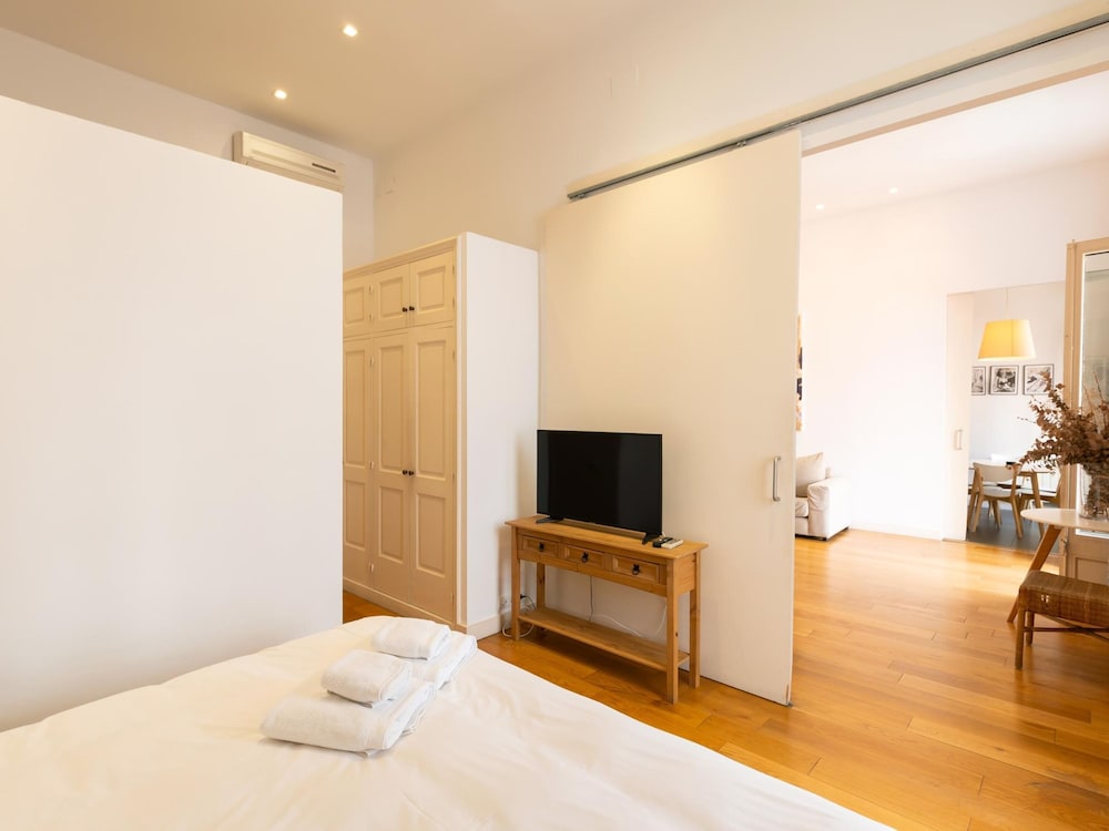 Designer s Three Bedroom Apartment With Terrace