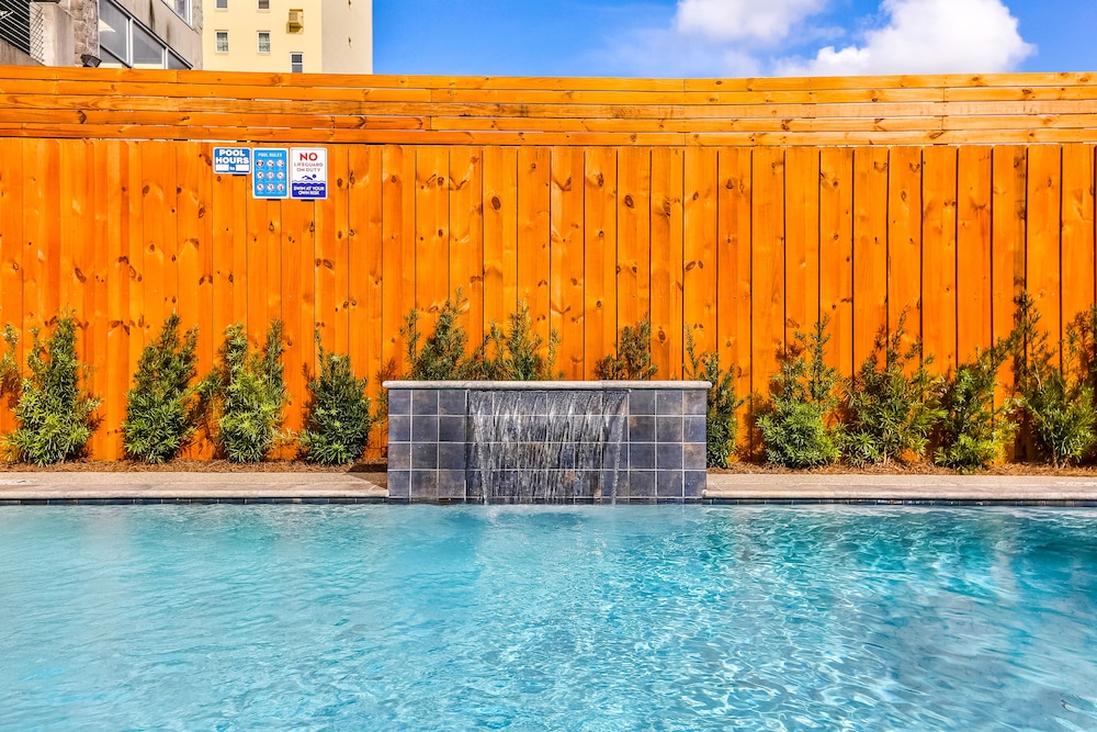 Stunning Modern and Fully-Upgraded 5 BR with Pool - Image 3