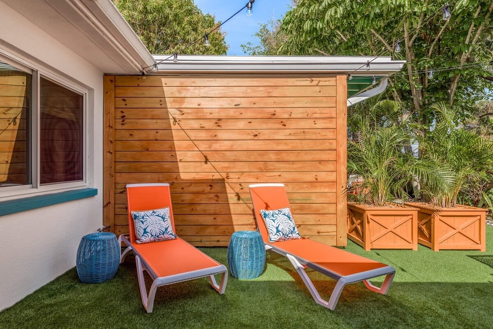 Tropical Oasis With Hot Tub in Treasure Island