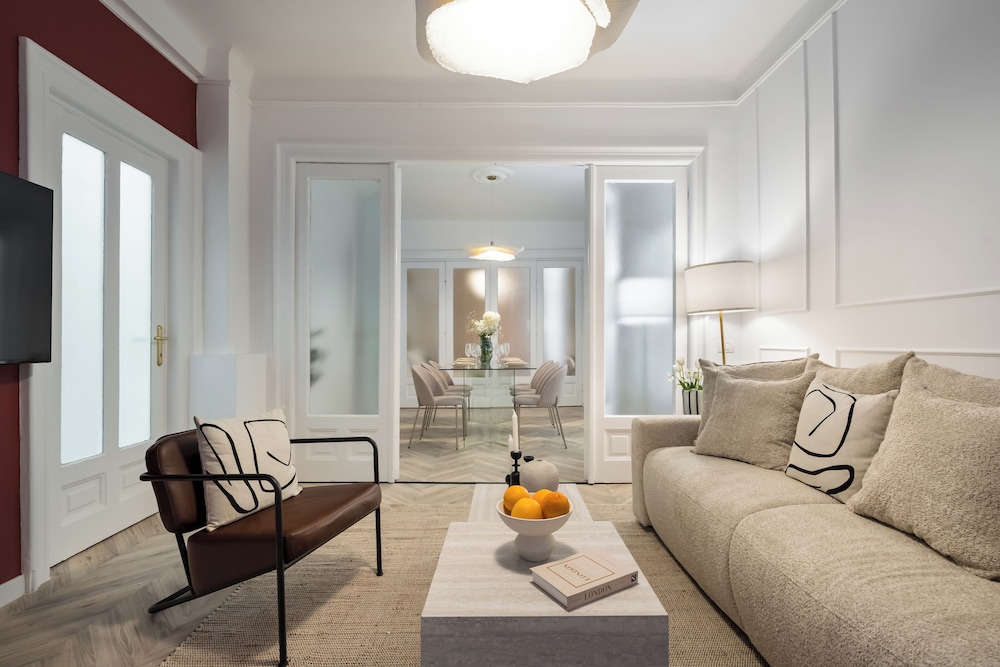 Refined & Spacious 3-Bedroom Flat Near Cismigiu, Balcony with Boulevard Views