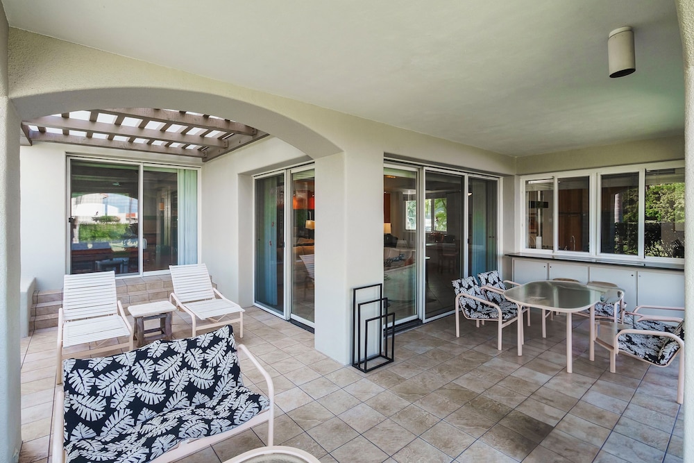 Tropical Paradise in Luxurious 1br, 2ba Ground Floor Unit, Garden View, Palms 801