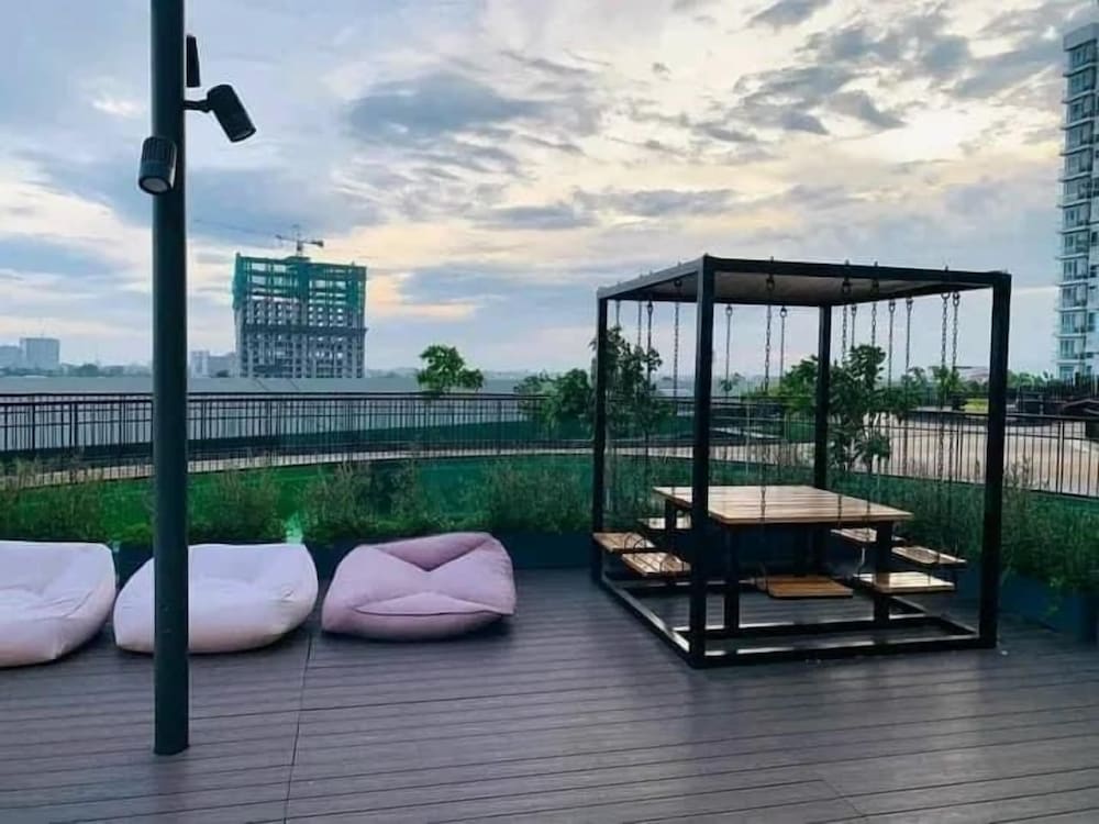 MACTAN NEWTOWN 1-BEDROOM W/ BALCONY & POOL ACCESS