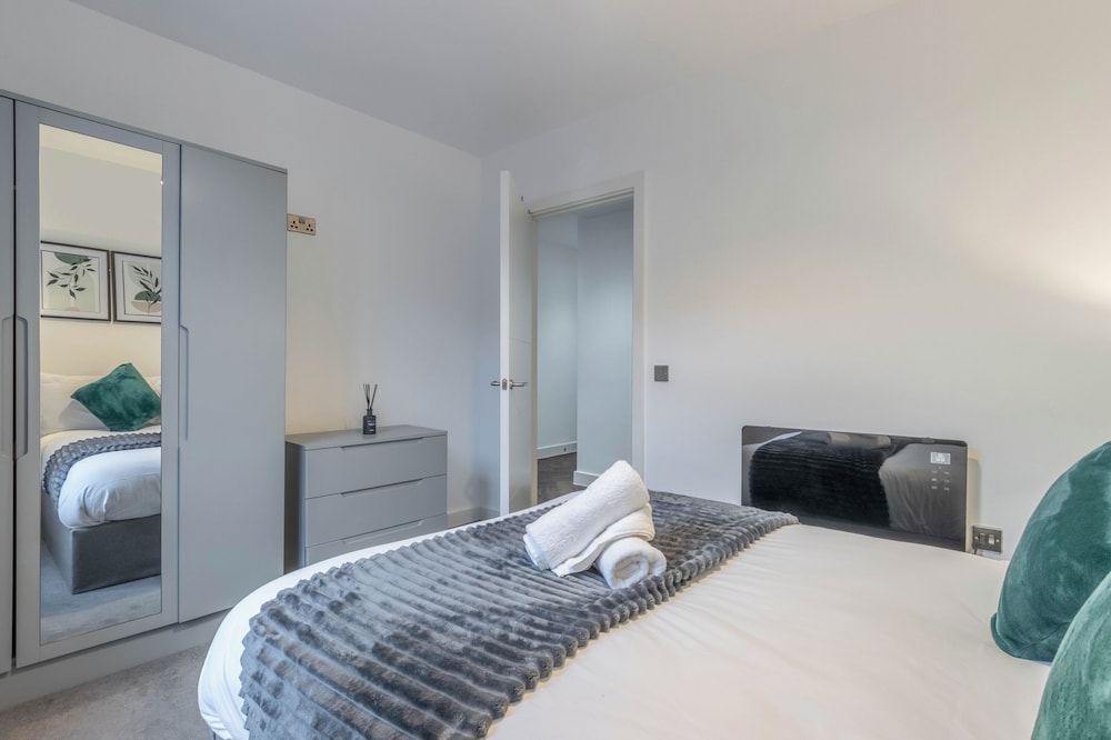 Professionals, City Centre, Parking, Superstore Nearby
