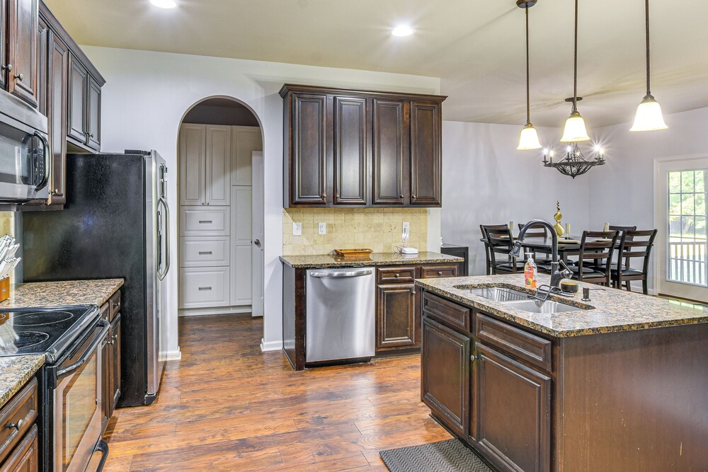 Golf & Hike: Family Home 11 Mi to Fort Bragg!