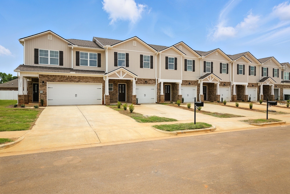 New modern Townhouse, 3BR, 2.5B, near Mid City