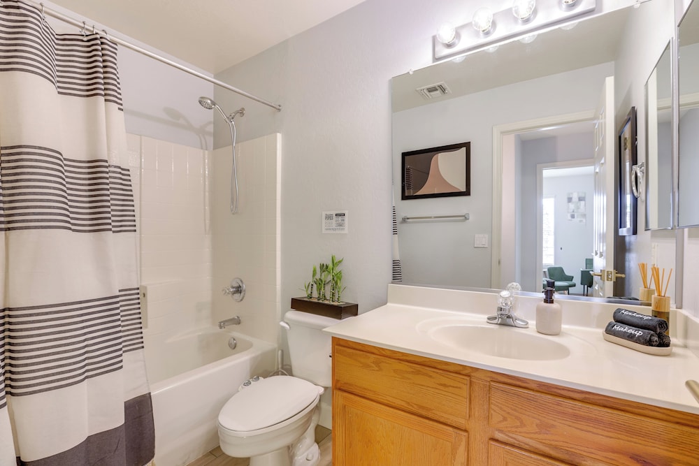 Spacious & Fenced Yard: Relaxing Home in Surprise