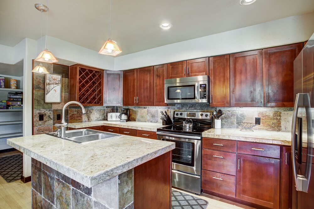 Updated 3br Condo On Shuttle Route! Sleeps 8! 3 Bedroom Condo by Redawning view 5