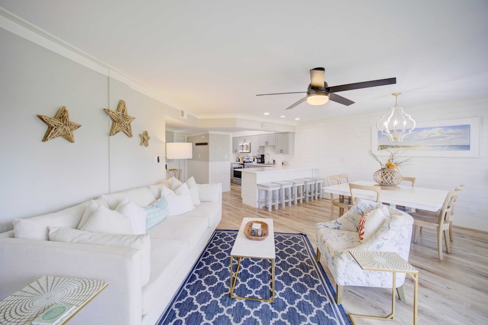 2 Condos, Steps to the Beach Pool+hot Tub, Balcony Lounge Triton & Sea Haven