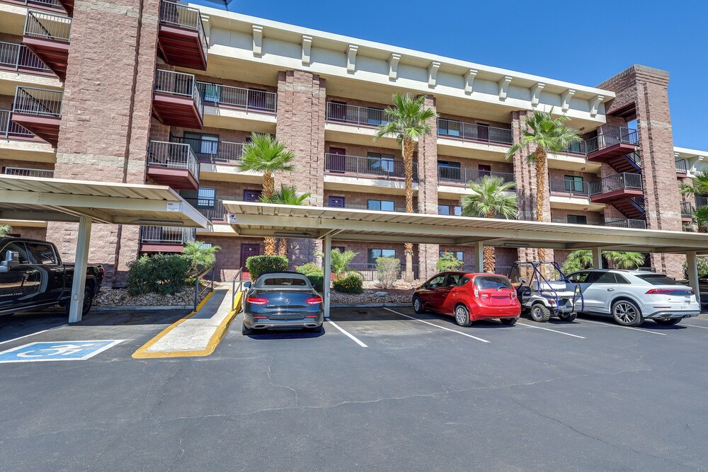 London Bridge Views: Havasu Condo on Golf Course