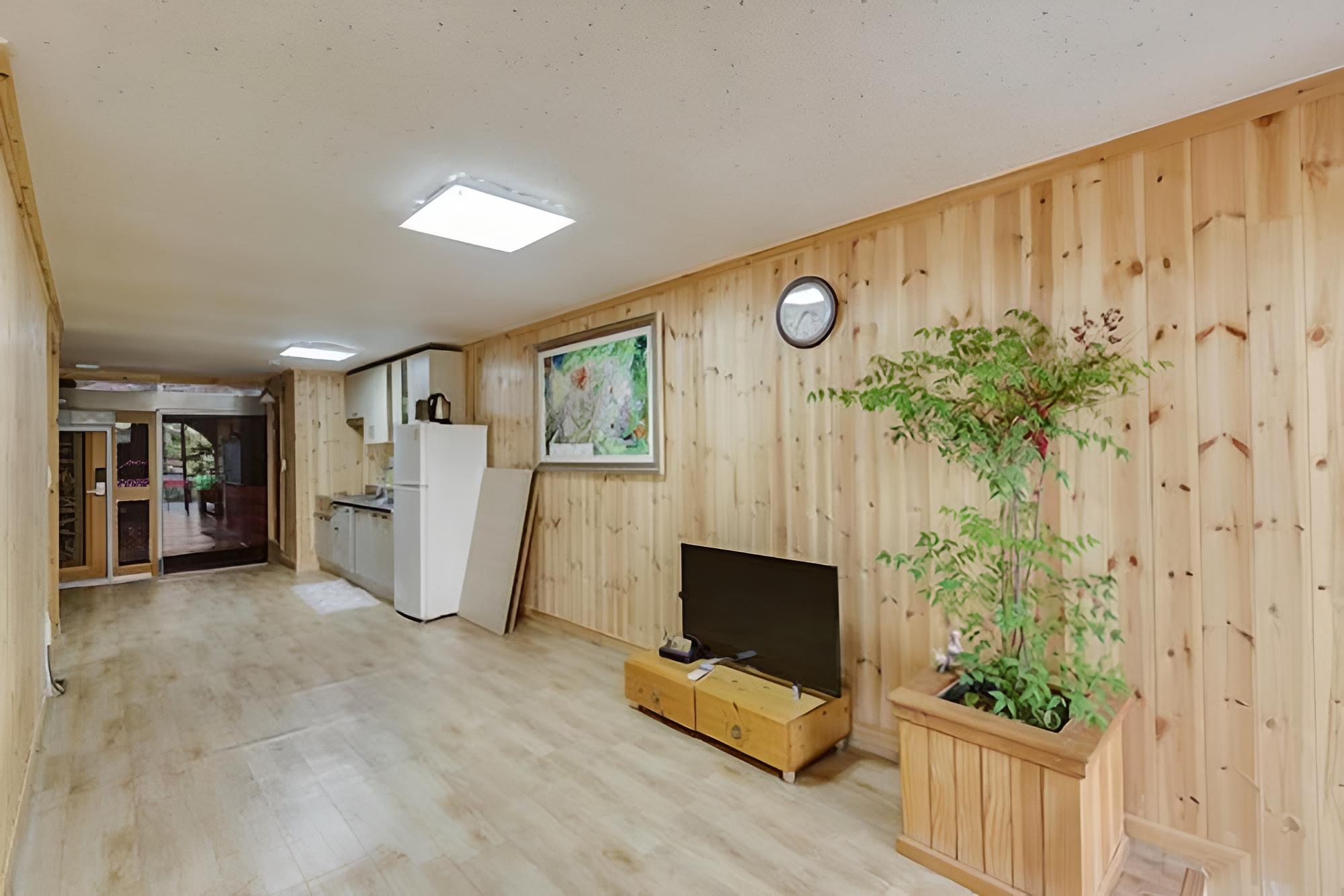 Wanju Moak Pension