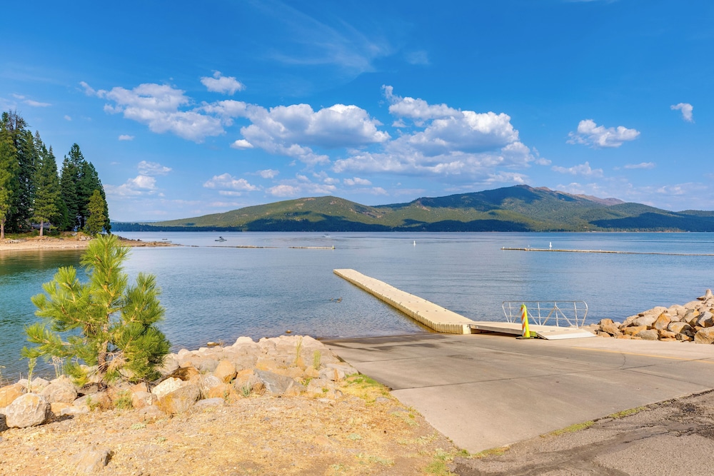 1 Mi to Beach & Golf Course! Lake Almanor Cabin