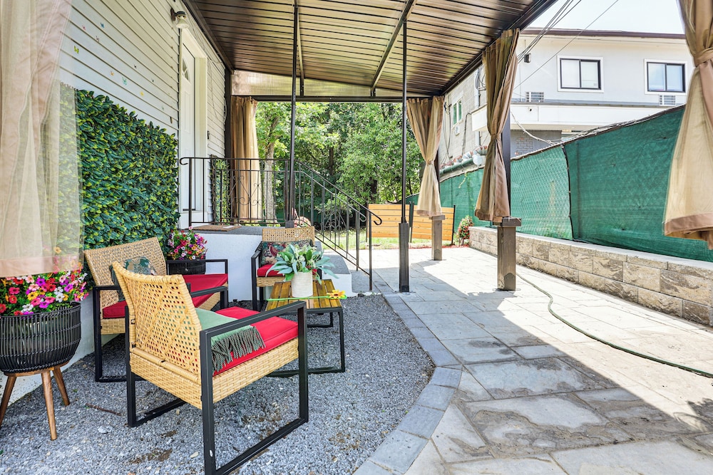 2 Mi to The Marketplace: Spring Valley Apartment
