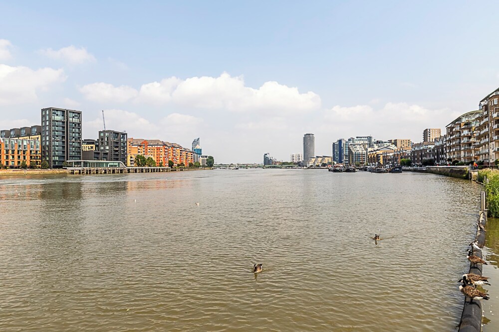 Riverside Escape With Breathtaking Thames Views