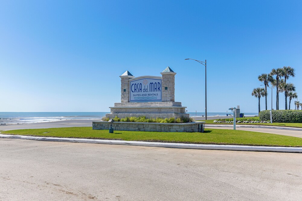 Steps to Beach: Galveston Condo w/ Balcony!