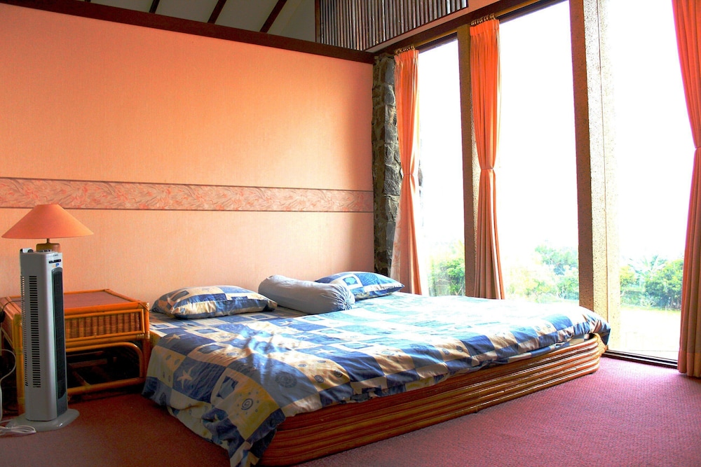 De Villa Istana Bunga by HouseinBandung