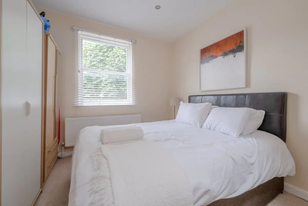 Lovely 2 Bedroom Apartment With Great Transport Links