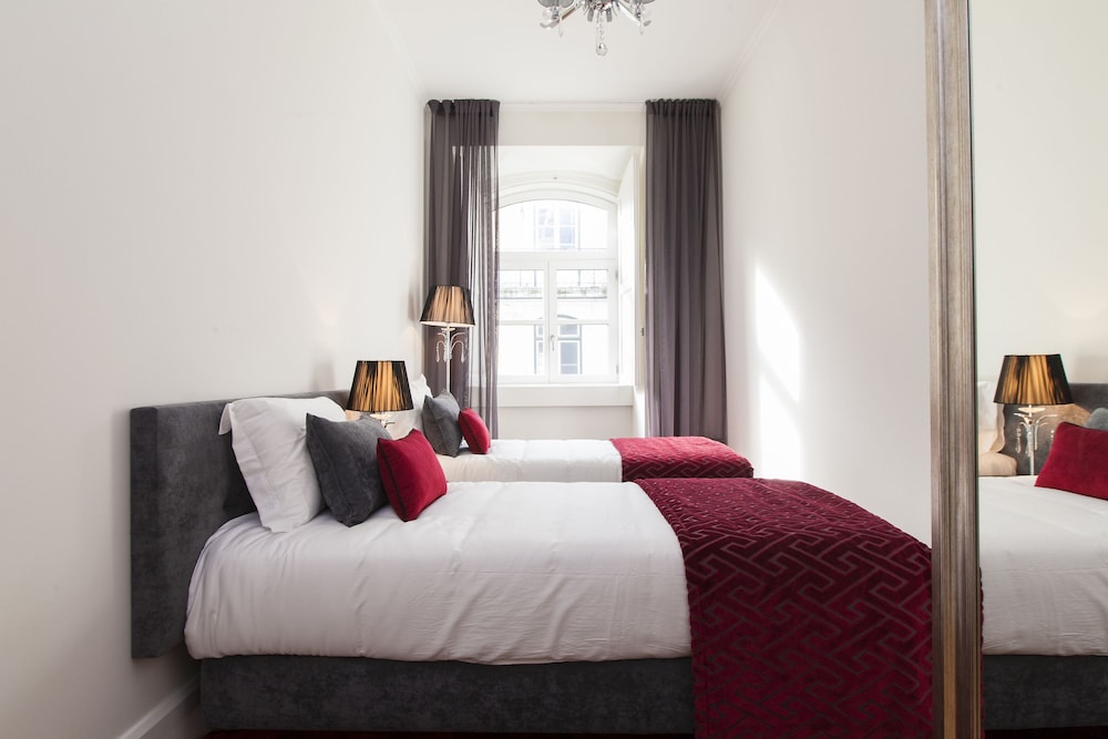 JOIVY Elegant 3BR Apt w/terrace in Baixa, 3mins to Lisbon Cathedral view 3