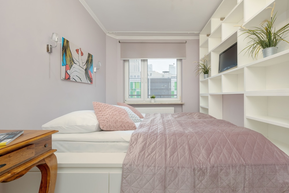 Central Warsaw Apartment by Renters view 4