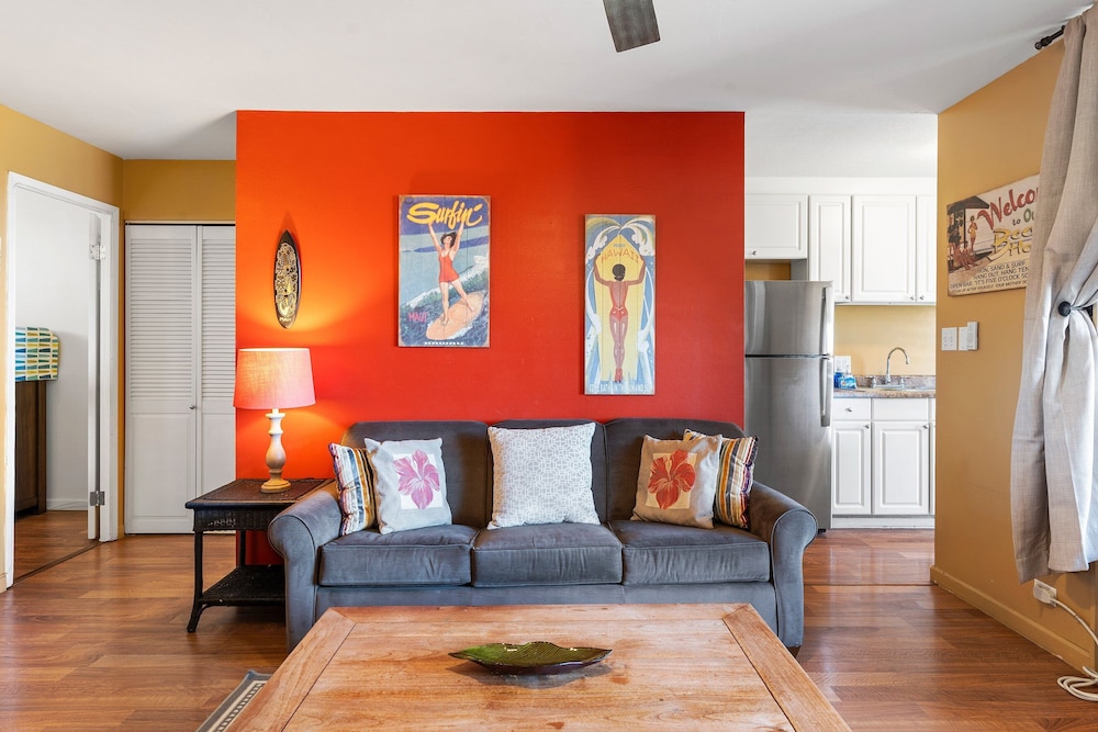Kalama Terrace P-307 - 3rd-floor Walkup, 7 min Walk to Charley Young Beach, AC!