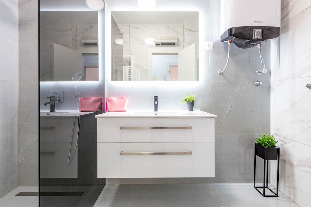 Exquisite Prestige Luxury Apartments With Shared Pool