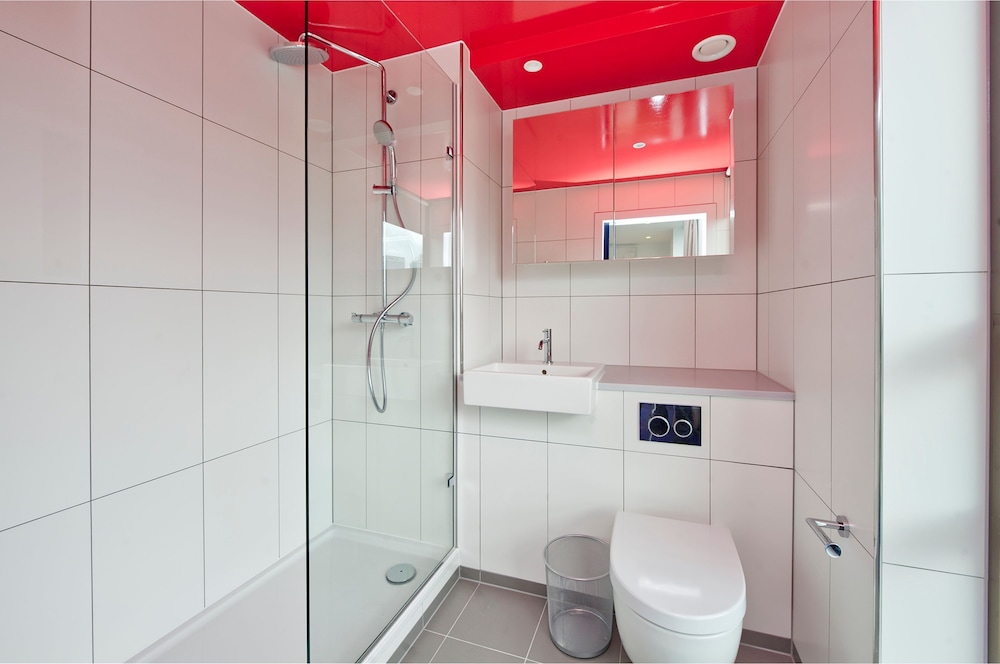 Elegant Two-bedroom Apartment in Vibrant Poplar