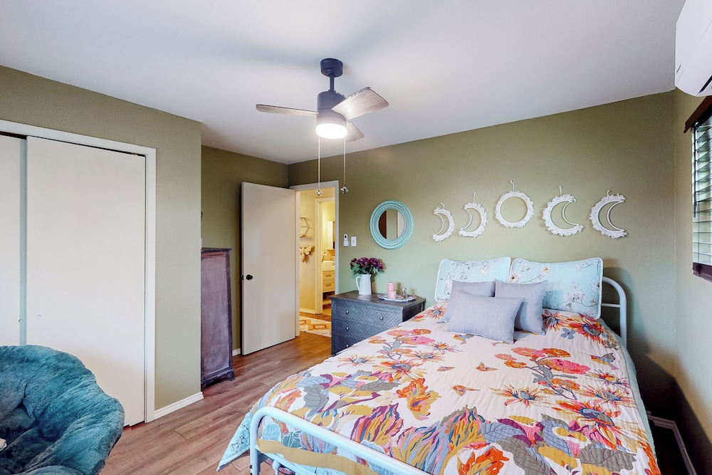2BR Countryside Charmer w/ Fire Pit & W & D