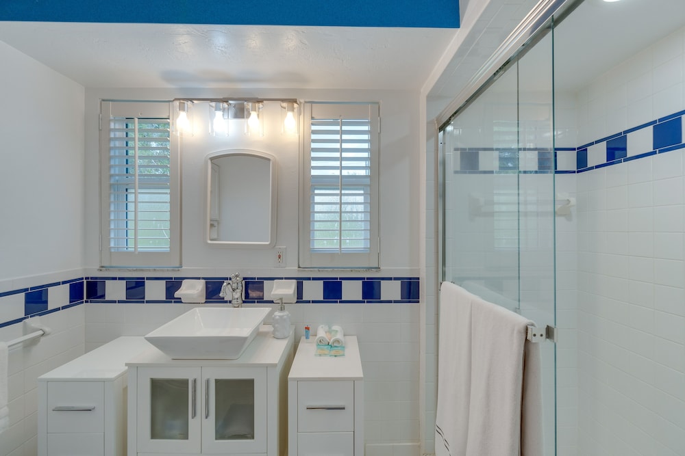 Sarasota Home w/ Pool: 4 Mi to Siesta Key Beach!