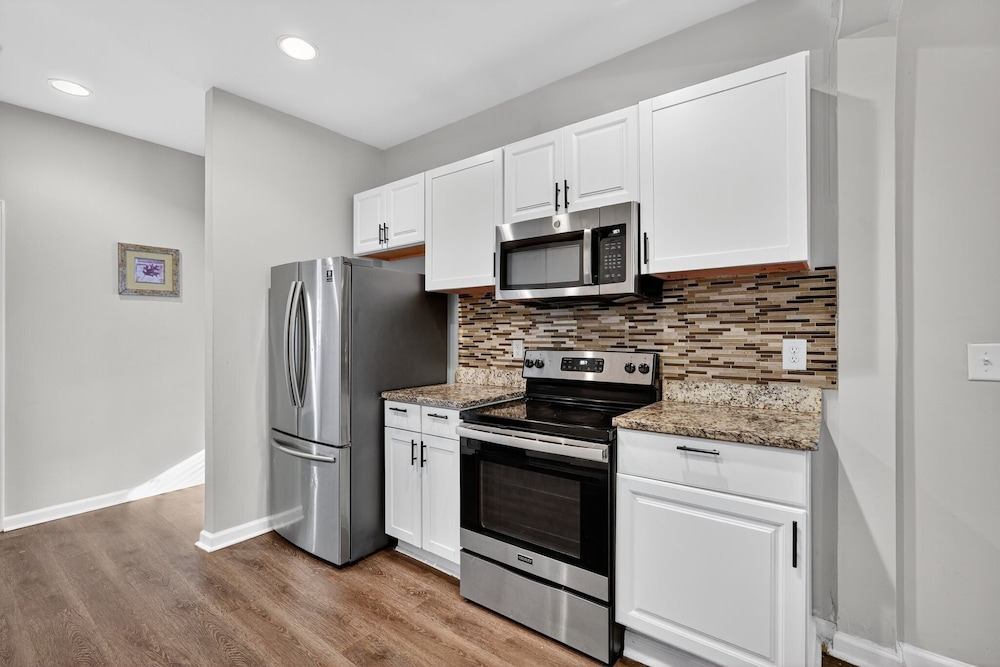 Spacious 4br Mozley Park Home With Fenced Yard 4 Bedroom Home