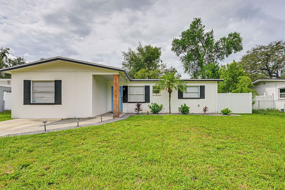 1 Mi to Busch Gardens: Modern Home w/ Private Yard