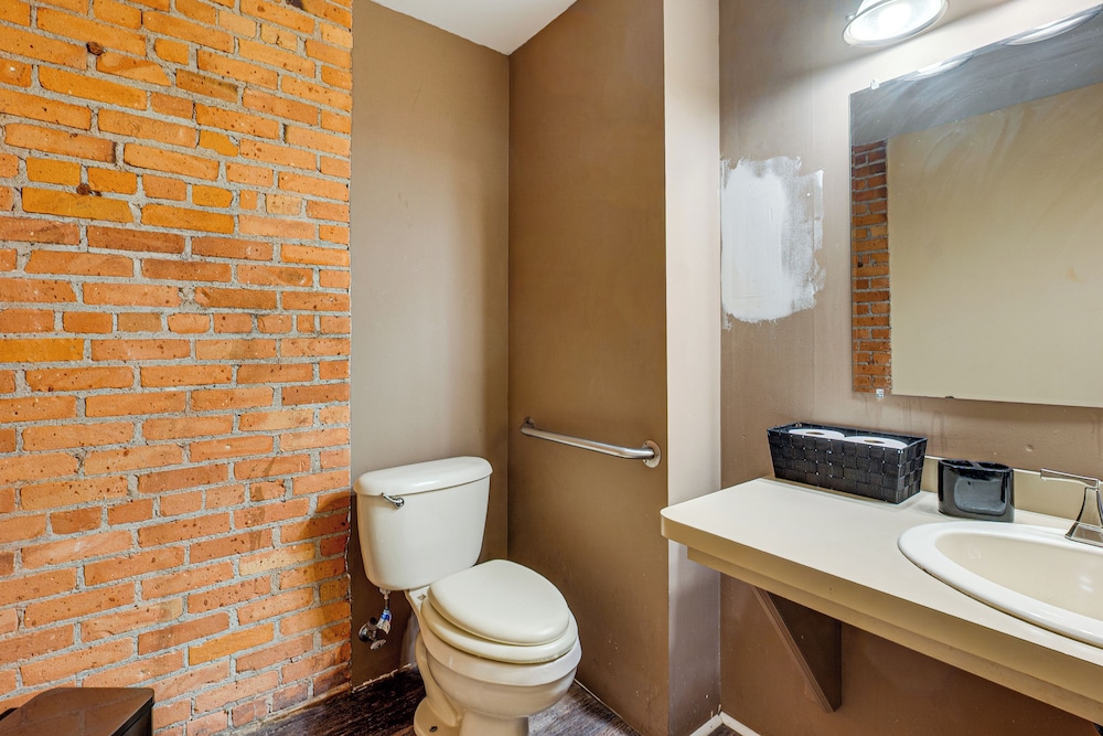 Walk to Huntington Center: 5,000-sq-ft Dtwn Apt