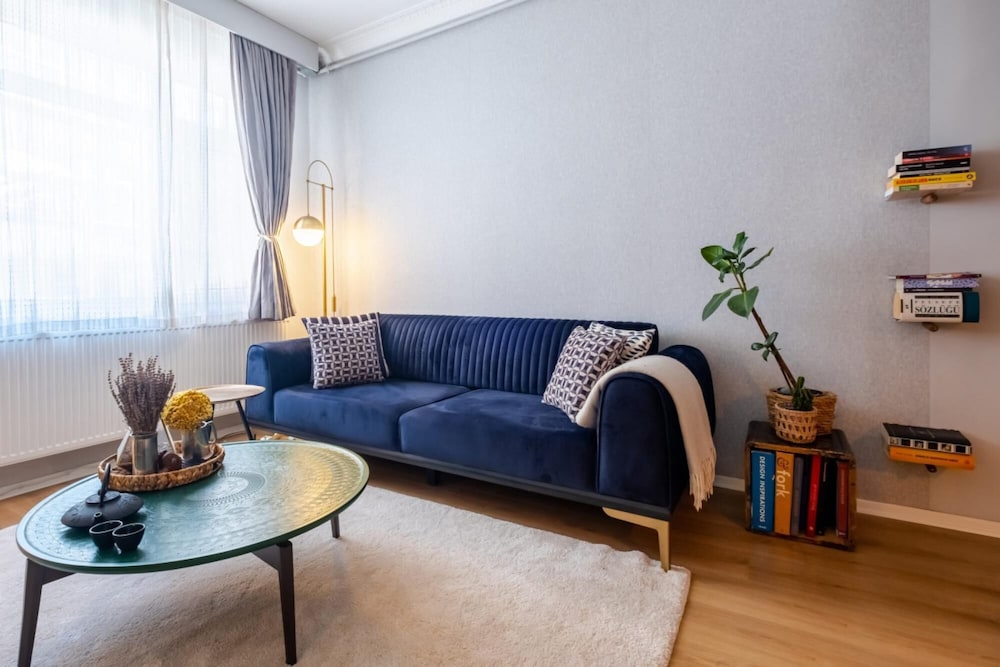 Eclectic Flat Near Metro With Terrace in Kadikoy