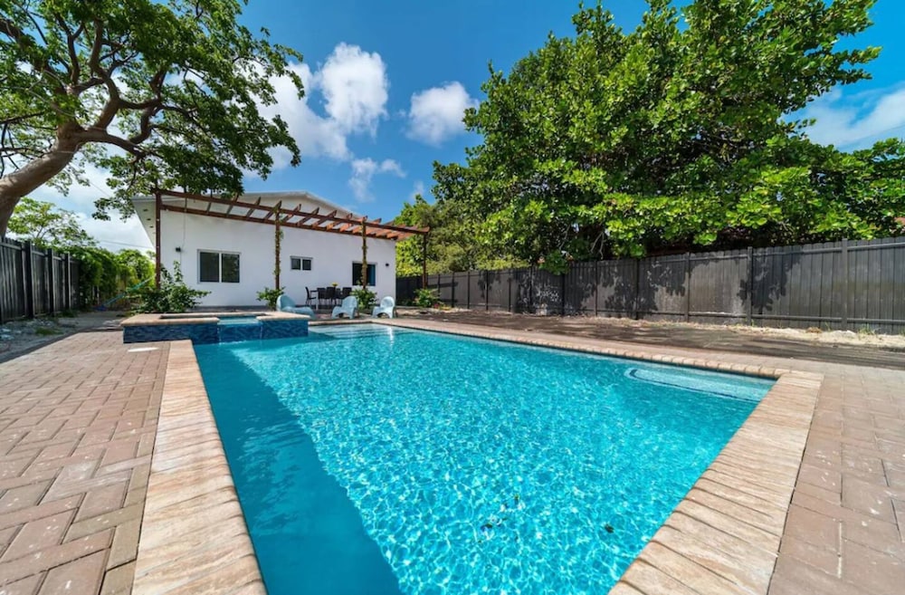 Charming Home With Pool Jacuzzi