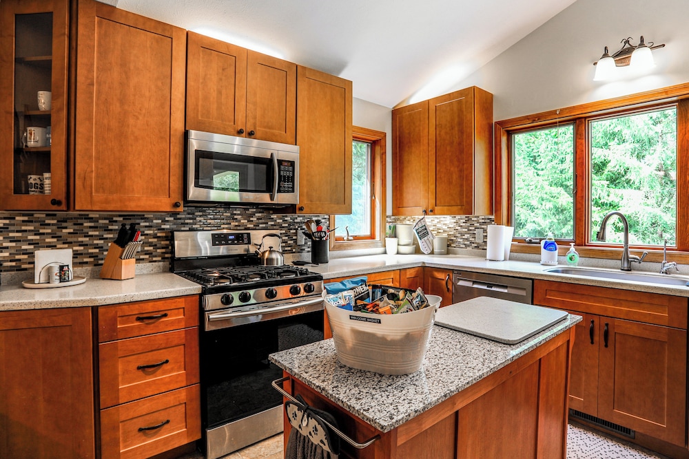 Wooded Retreat on 5 Acres: 6 Mi to Edinboro Lake!